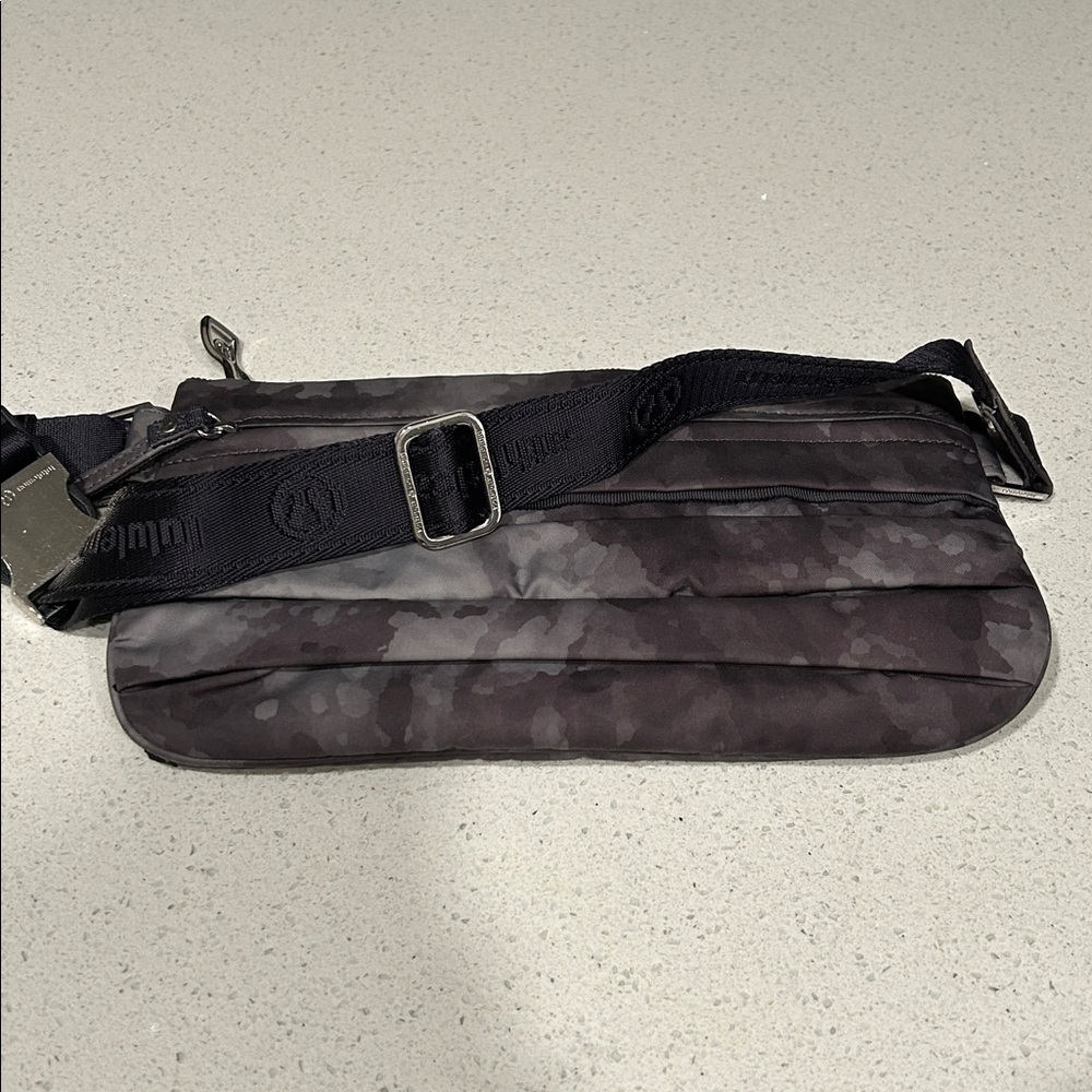 Lululemon Everywhere Camo Belt Bag - Picture 12 of 14
